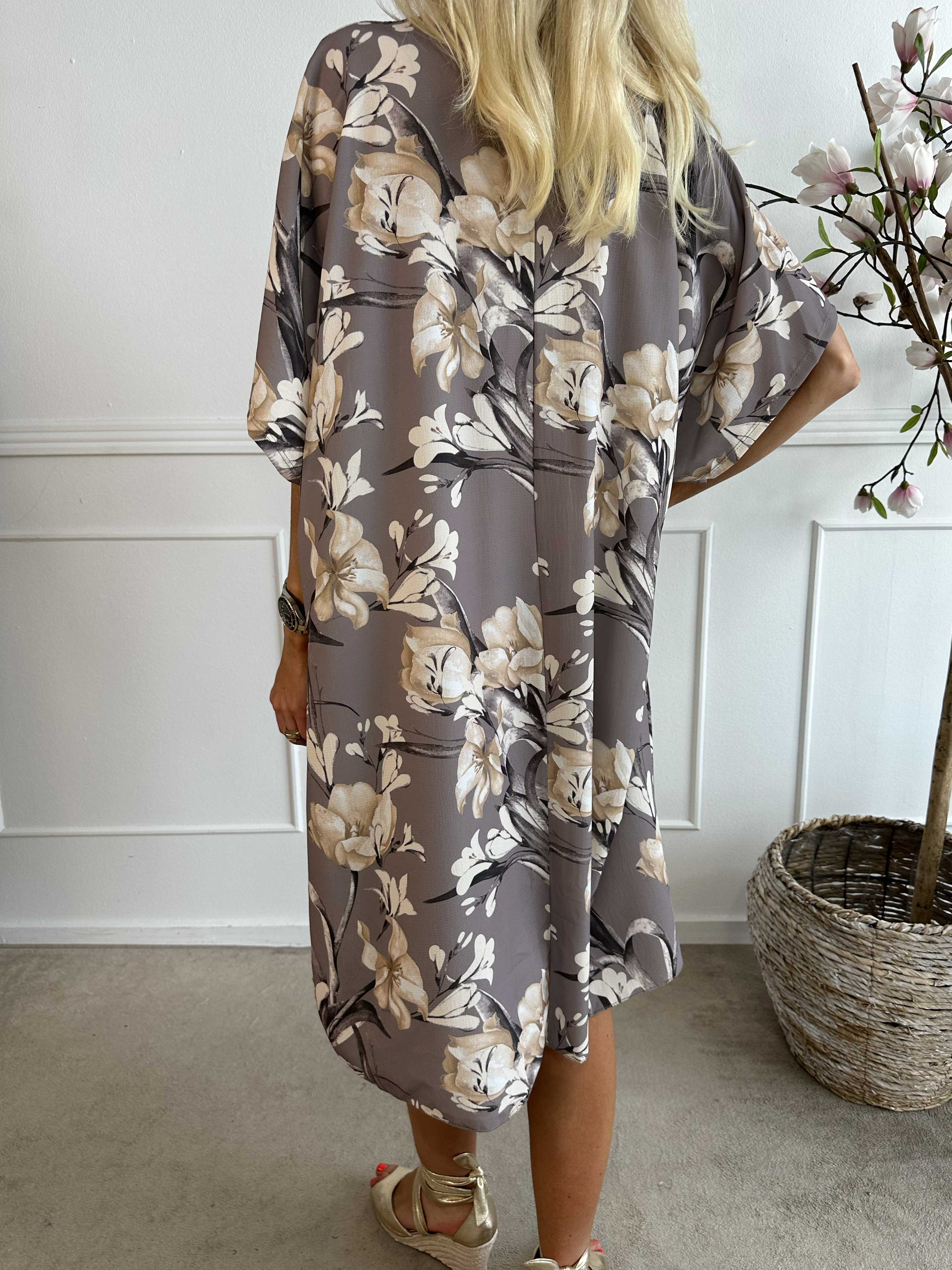 Mallie - Blommönstrad skjortklänning med v-ringning